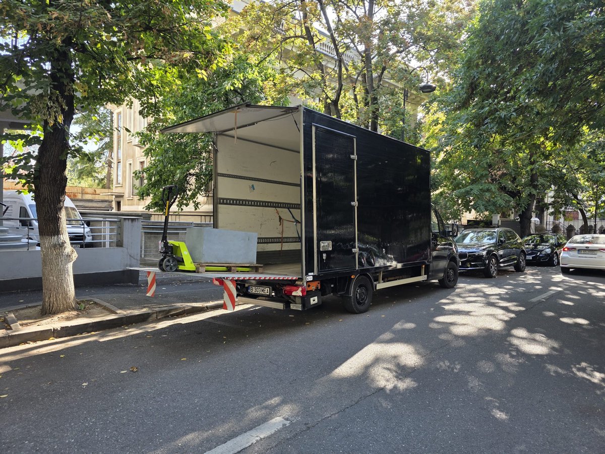 Camion Taxi Duba cu oblon deschis pregătit pentru transport marfă București