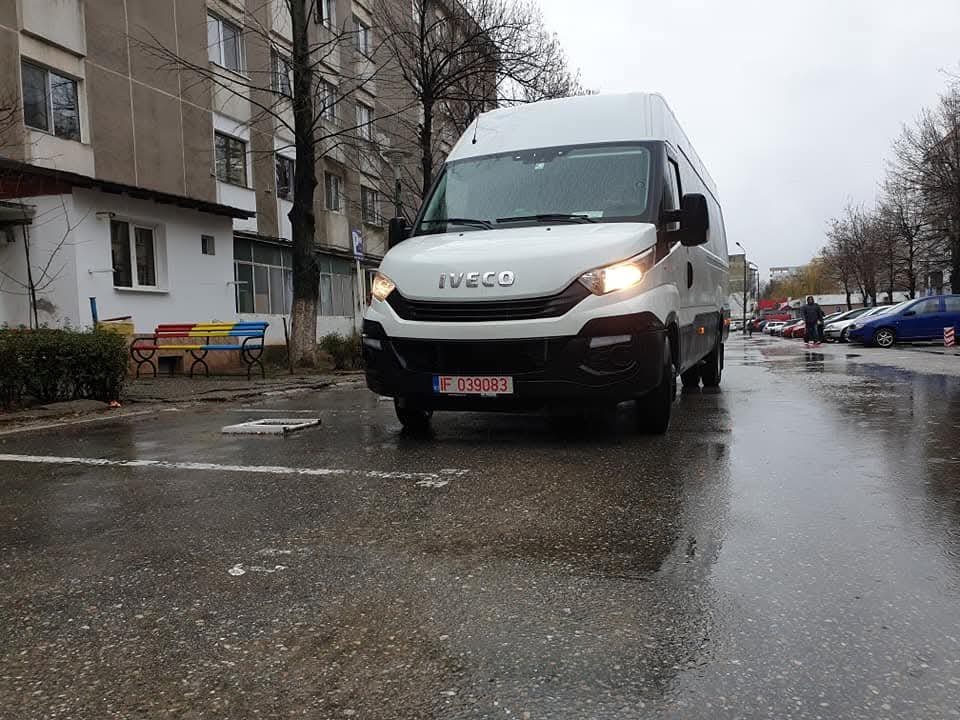 Dubă Taxi Duba IVECO parcată la bloc pentru mutare apartament București