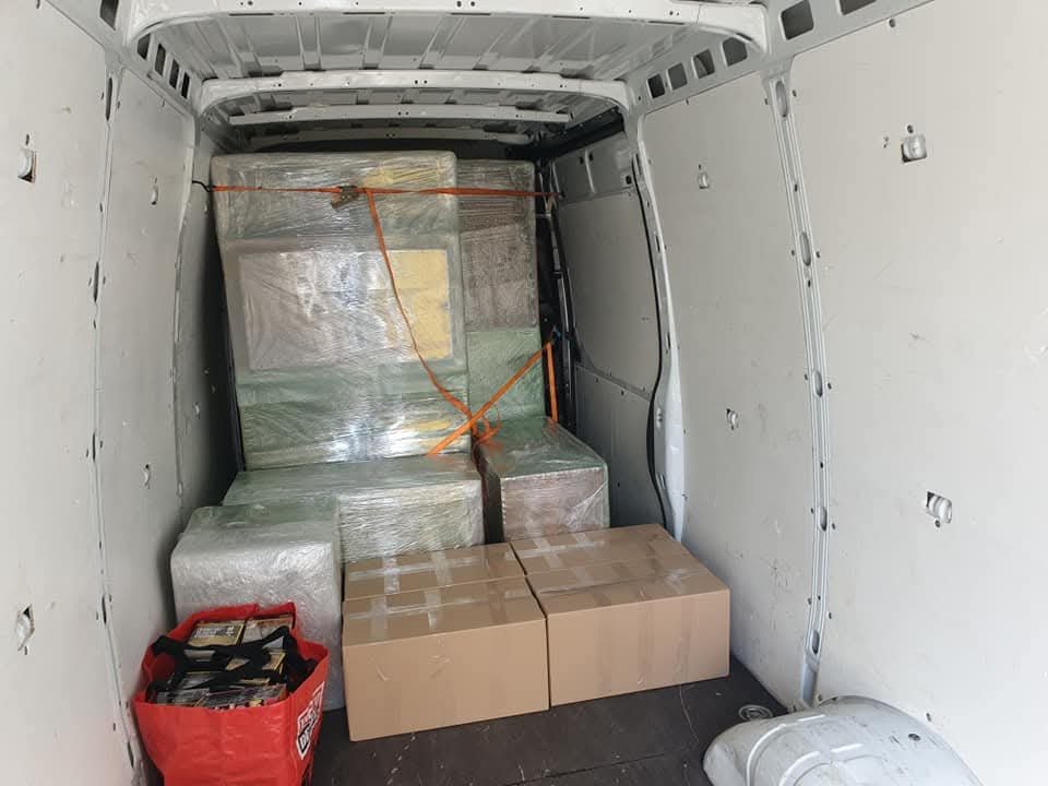 Interior dubă cu cutii aranjate și securizate pentru transport mutări